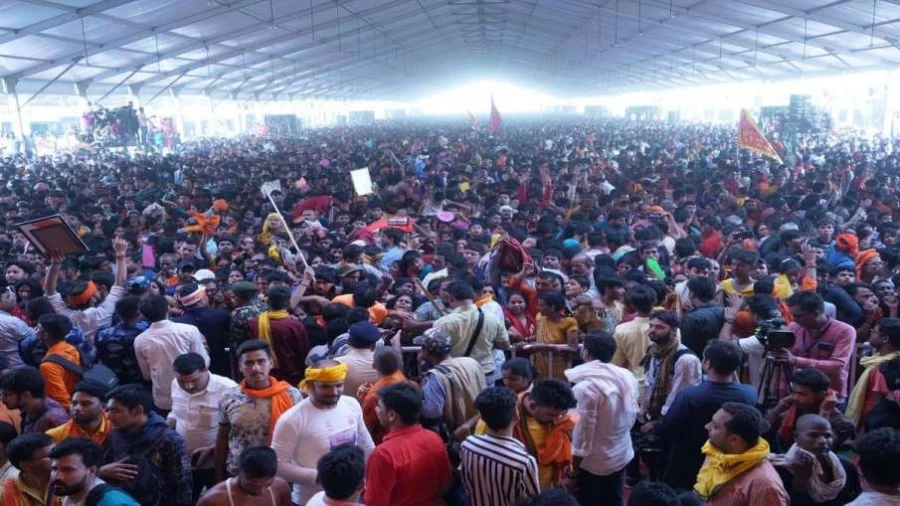 Some climbed on the pole and some on the LED stand Bageshwar Sarkar program Housefull in Patna