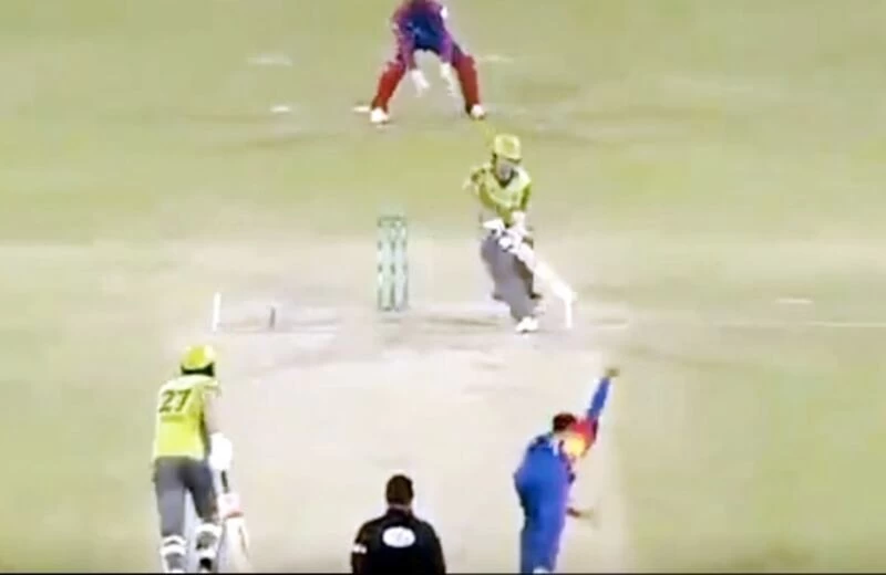 मो. आमिर की गेंद पर बल्लेबाज में पिच से बाहर निकल घुमाया बल्ला, वीडियो हुआ वायरल