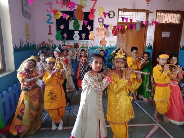 दिशा पाठशाला में इठलाए कृष्ण और राधा 