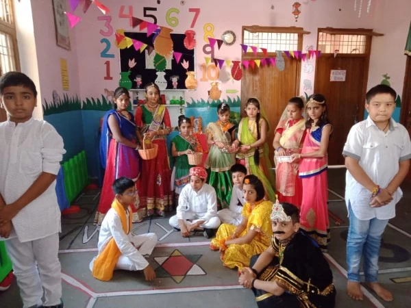 दिशा पाठशाला में इठलाए कृष्ण और राधा 