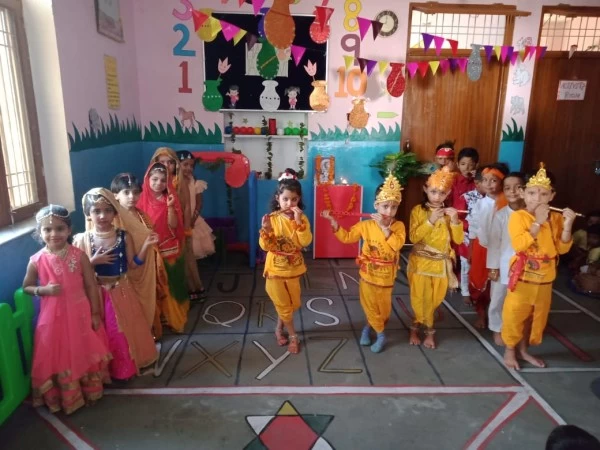 दिशा पाठशाला में इठलाए कृष्ण और राधा 