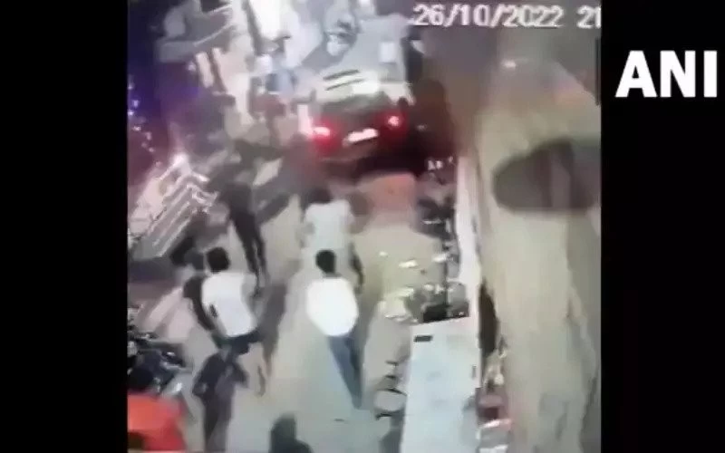 Due to argument the car driver crushed the people in Delhi