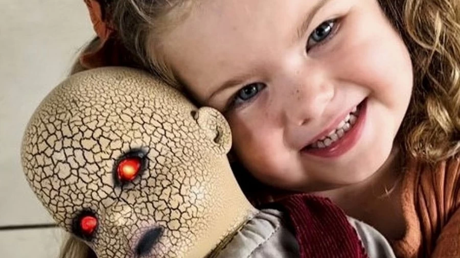 This beautiful girl plays with the devilish doll, the elder sister starts crying as soon as she sees it.