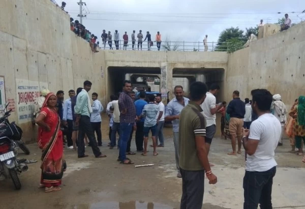 अंडरपास में फंसी यात्रियों से भरी बस, डेढ़ घंटे तक अटकी रही सवारियों की जान