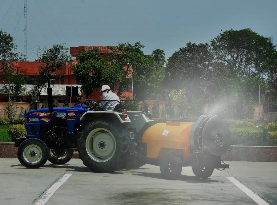 कोरोना से लड़ाई में नासिक के किसान ने कर दिया कमाल, ट्रैक्टर से सैनेटाइजर यंत्र बनाया