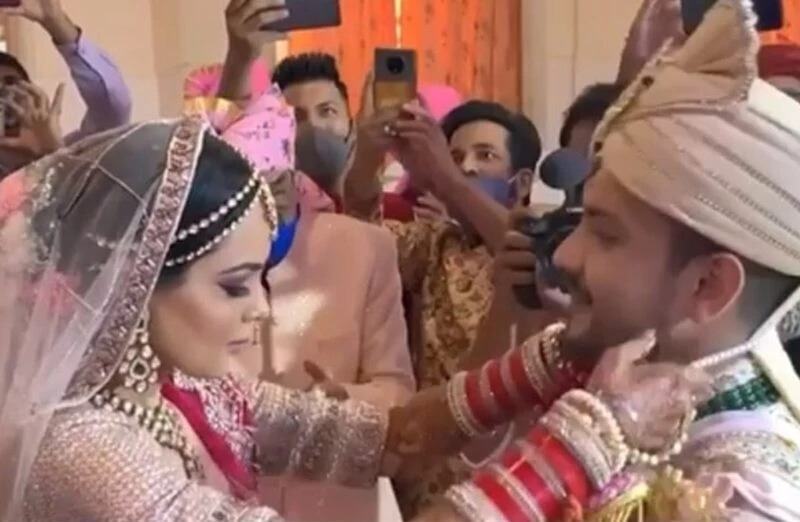 आदित्य नारायण की वरमाला का वीडियो हुआ वायरल, 'अमिताभ बच्चन' ने दिया ये रिएक्शन, देखे VIDEO