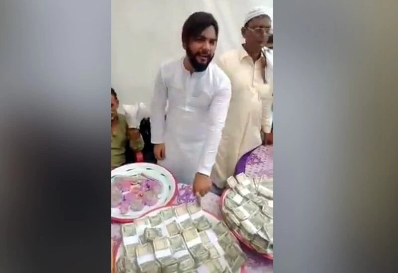 In the wedding ceremony, screaming how much dowry was given, the video of the exhibition of notes went viral