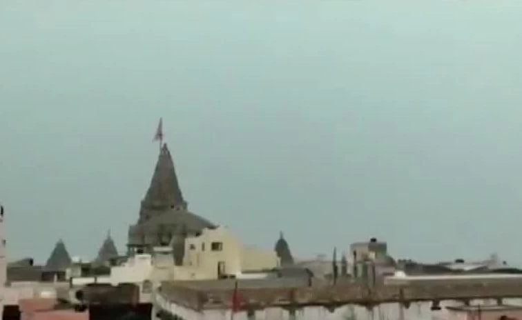 Video shows lightning strike on Guj's Dwarkadhish Temple; flag on top of temple torn