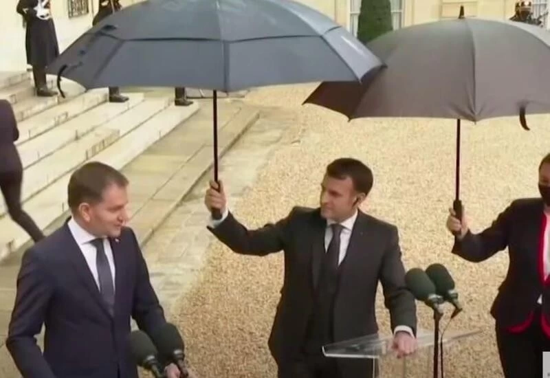 French Prez holds umbrella for Slovak PM while talking to reporters