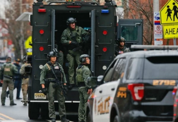 Firing in cemeteries and supermarkets in New Jersey, 6 killed including police officer