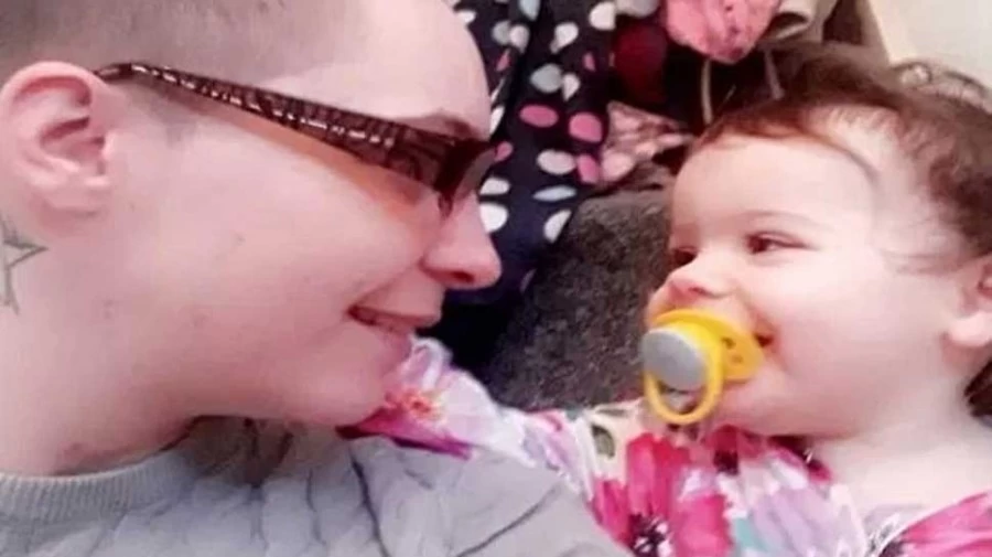 नशे में मां ने 19 महीने की बेटी पर डाला उबलता पानी, 1 घंटे तड़पने के बाद हुई मौत