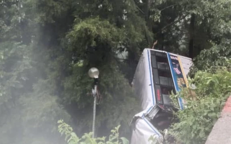 Bus going to Mussoorie from Dehradun carrying 39 passengers fell down from road 15 passengers injured