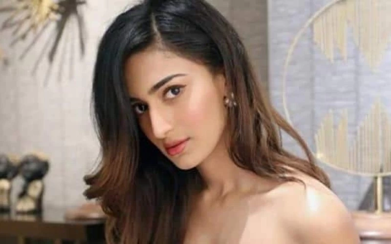 एरिका फर्नांडिस ने घर पर काटे खुद के बाल, खूब वायरल हो रहा वीडियो