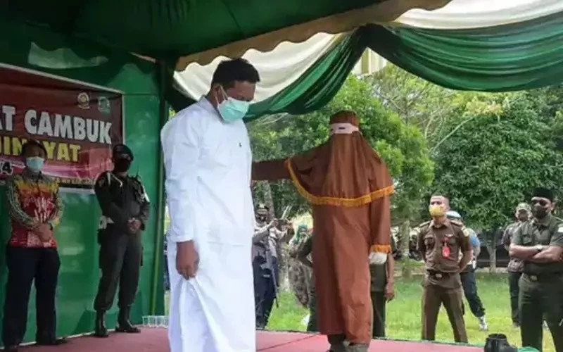 शादीशुदा महिला को गैर पुरुष से संबंध बनाने पर सरेआम 100 कोड़ों की सजा, गुनहगार मर्द को सिर्फ 15 कोड़े लगे