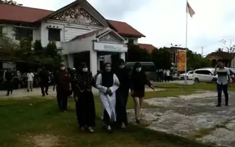 शादीशुदा महिला को गैर पुरुष से संबंध बनाने पर सरेआम 100 कोड़ों की सजा, गुनहगार मर्द को सिर्फ 15 कोड़े लगे