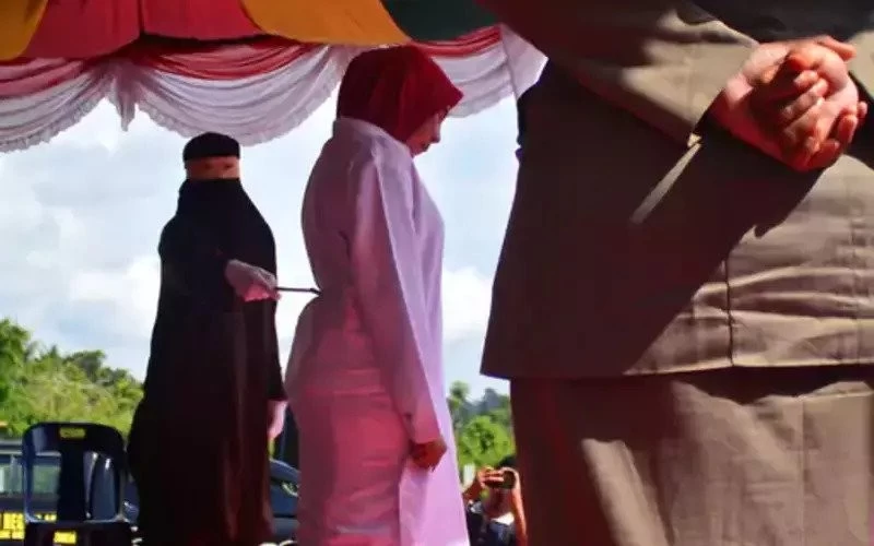 A married woman was publicly punished with 100 whips for having a relationship with a non-man, the guilty man got only 15 whips