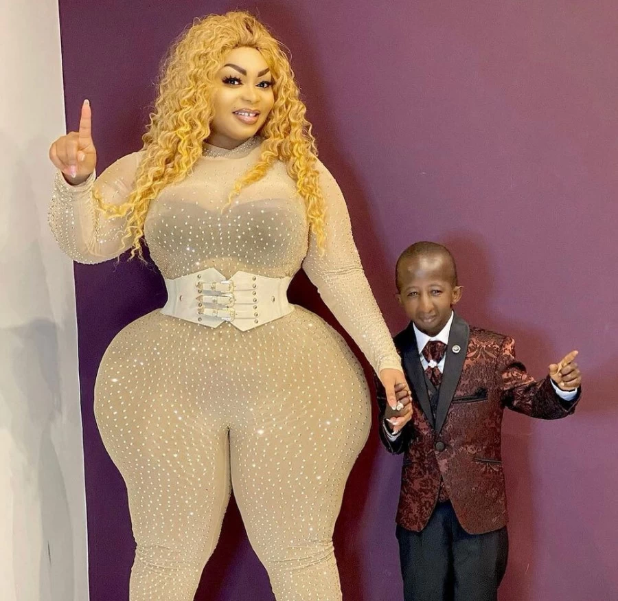 अफ्रीका की ये मशहूर मॉडल है अपने पार्टनर को लेकर फेमस, लोगो ने कहा एलियन तो भड़क गयी, मचा बवाल