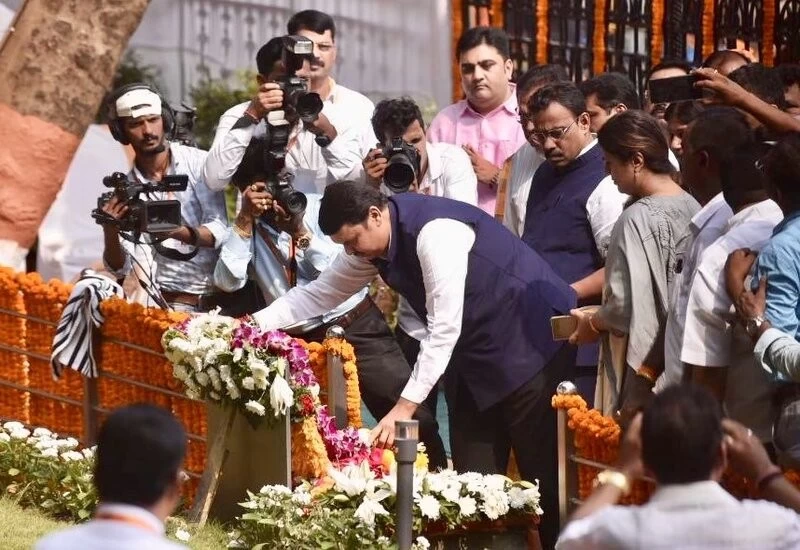 Sena workers raise slogans as Fadnavis pays tribute to Bal Thackeray