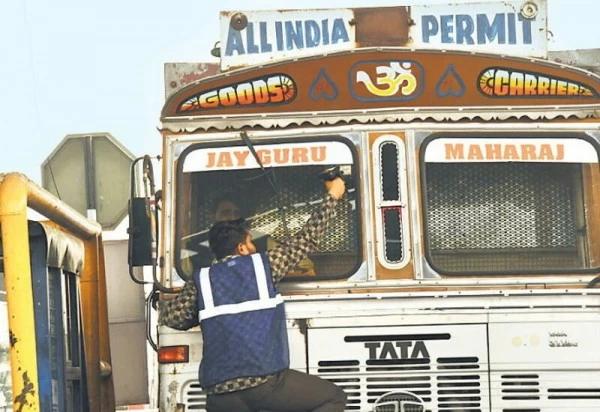 फास्टटैग बना स्लोटैग, कैशलेन में 8 मिनट लग रहे और फास्ट लेन में 10 मिनट 