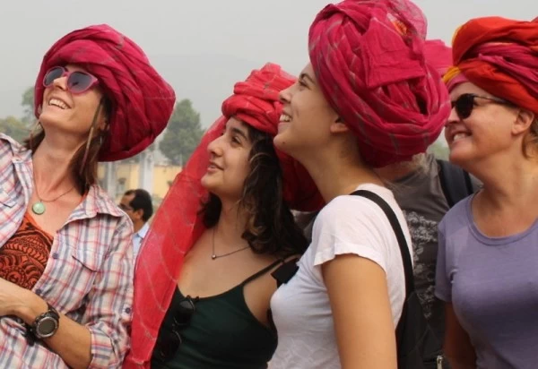 बूंदी उत्सव | मटका सिर पर रख दौड़ी विदेशी महिलाएं, राजस्थान रंग में रंगे दिखे देश-विदेश के मेहमान