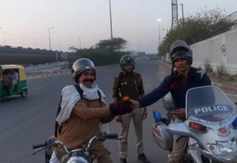 घर से बाहर निकले लोगों को दिल्ली पुलिस दे रही फूल