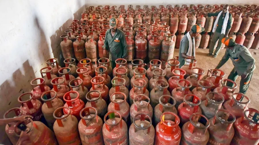 Noida Gas Crisis: Consumers Allege Black Marketing Amid Severe Supply Shortage