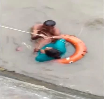 50-yr-old photographer saves woman who fell into sea at Gateway of India