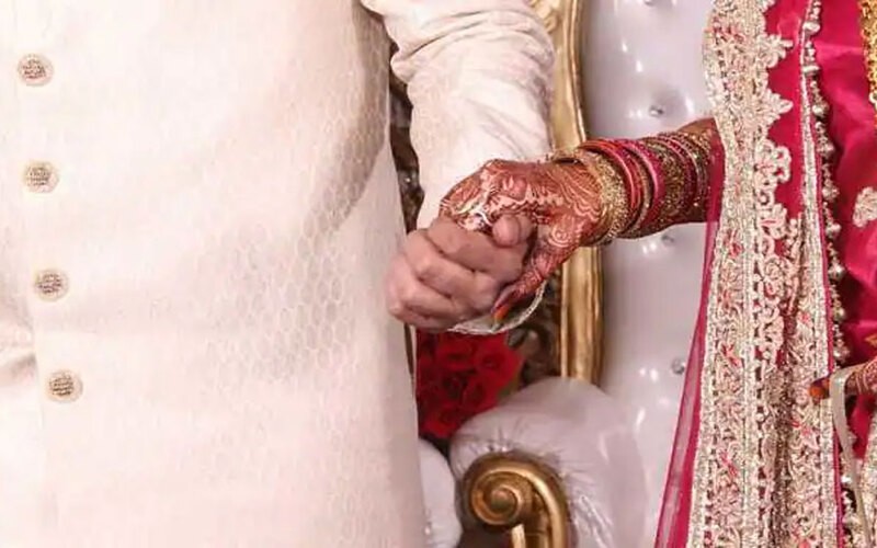 शादी में दूल्हा-दुल्हन ने डांस फ्लोर पर लगा डाली 'आग', देखें धमाकेदार वीडियो