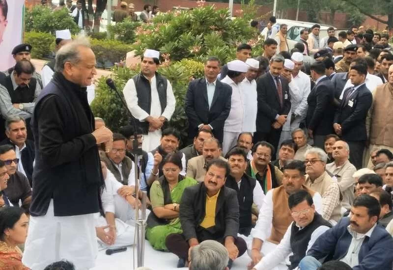 केन्द्र सरकार के नागरिकता संशोधन विधेयक के खिलाफ राजस्थान के मुख्यमंत्री गहलोत का धरना प्रदर्शन