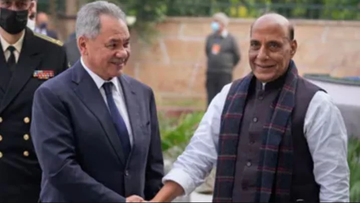 रूस यूक्रेन के ‘डर्टी बम’ को लेकर चिंता में, रक्षा मंत्री ने की राजनाथ सिंह से फोन पर बात