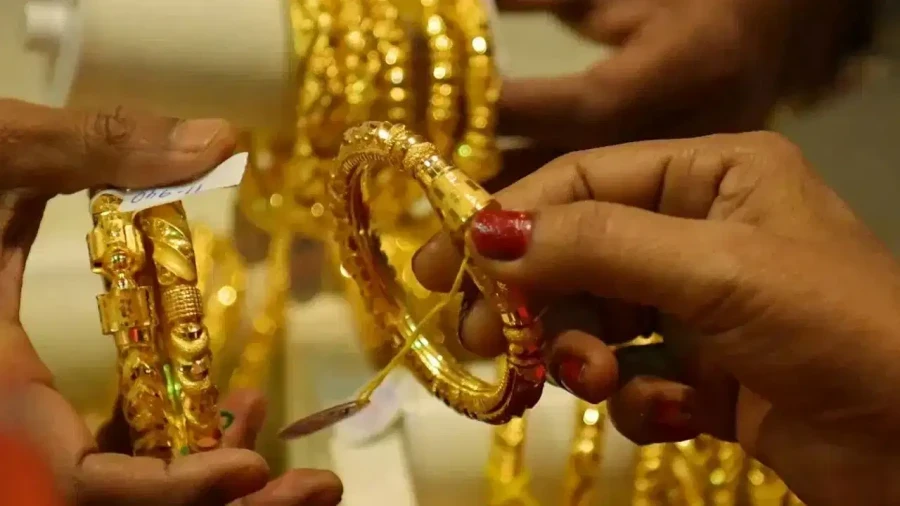 Gold Prices Dip in Delhi: Buy Jewelry Now as Rates Fall Before Wedding Season