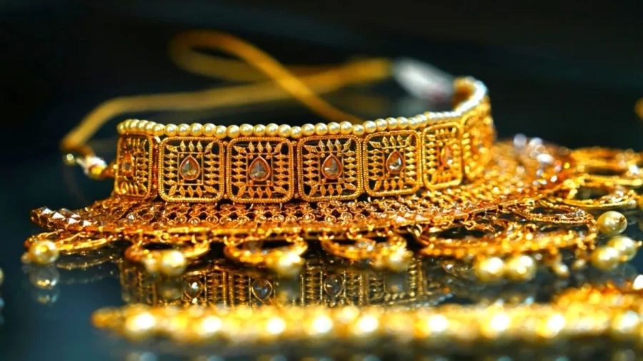 Gold Rises by ₹4,900 and Silver Surges ₹11,250 Amid Global Cues