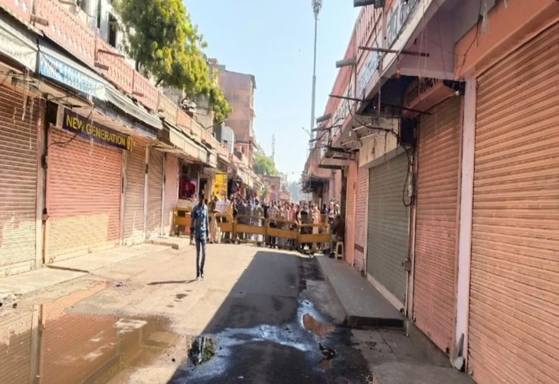 आतिशबाजी के धमाकों के दूसरे दिन इंदिरा बाजार में पसरा सन्नाटा, दुकान मालिक गायब, केस दर्ज