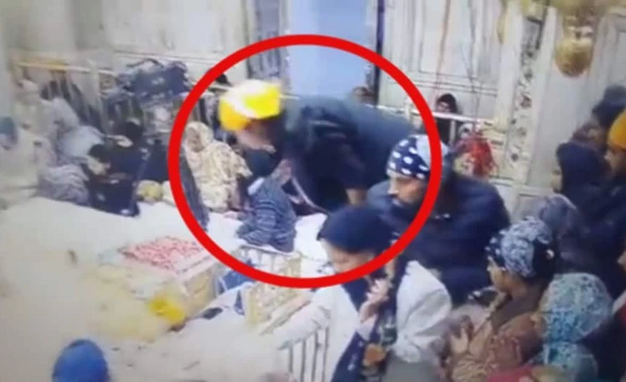 गोल्डन टेंपल में गुरु ग्रंथ साहब की बेअदबी कोशिश, सामने आया वीडियो