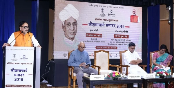 स्किल इंडिया ने उत्‍कृष्‍ट योगदान के लिए 53 कौशल प्रशिक्षकों को पुरस्‍कृत किया गया