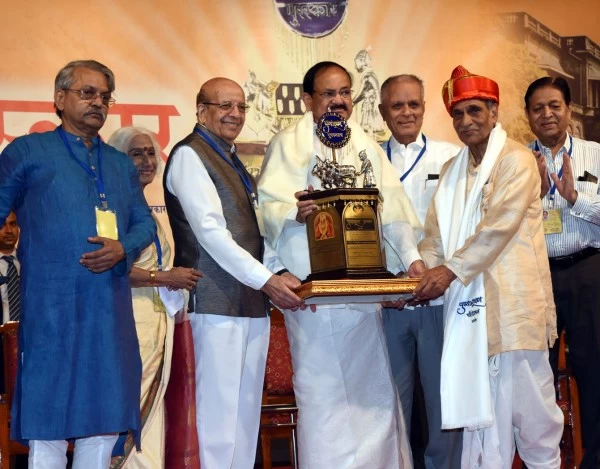 उपराष्ट्रपति ने कहा, युवा पीढ़ी को भारत का ‘वास्‍तविक इतिहास’ बताएं