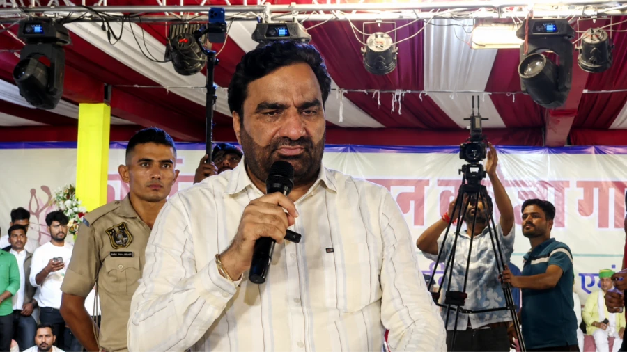 Hanuman Beniwal Throws Mic and Abandons Churu Event Over Youth Disturbance