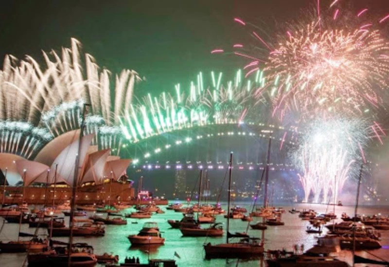 नाइट कर्फ्यू के प्रतिबंधों के बीच 2021 का स्वागत, पूरी दुनिया ने नए साल का जश्न मनाया