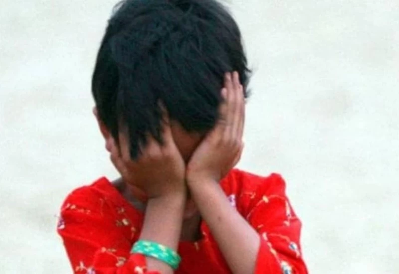 आर्थिक तंगी से परेशान मां 3 साल की बेटी को जिंदा दफना रही थी, ग्रामीणों ने बचाया