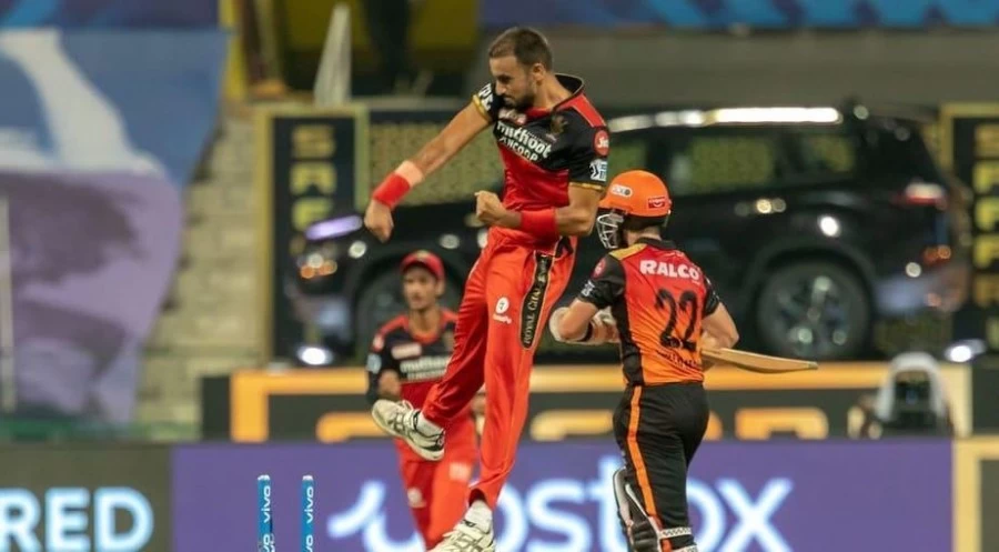 आरसीबी के हर्षल पटेल आईपीएल के एक सीज़न में सर्वाधिक विकेट लेने वाले भारतीय गेंदबाज़ बने