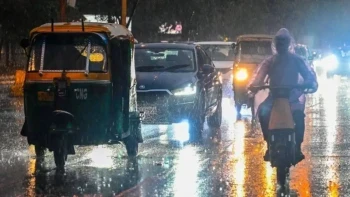 दिल्ली एनसीआर में मौसम का मिजाज बदला, भारी बारिश और आंधी से गिरा तापमान