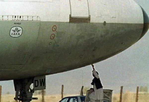 बीस साल पहले आठ दिनों तक चला था विमान अपहरण का ड्रामा