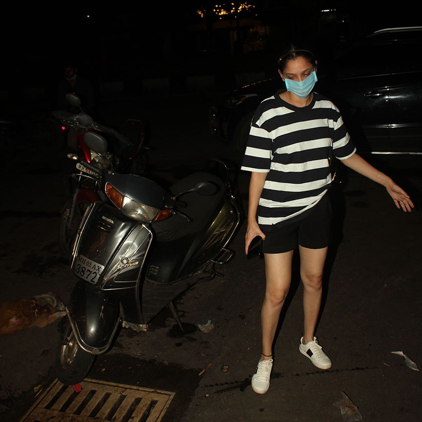 फोटोग्राफर्स की नजर में अंकिता लोखंडे हुईं क्लिक