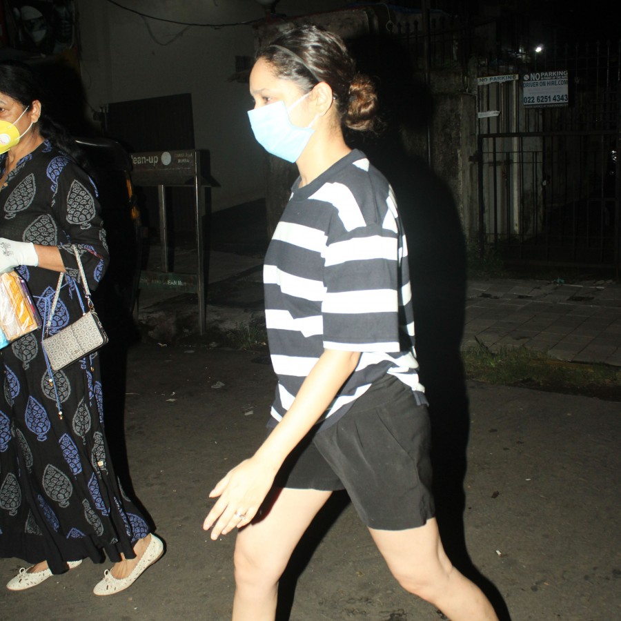 फोटोग्राफर्स की नजर में अंकिता लोखंडे हुईं क्लिक