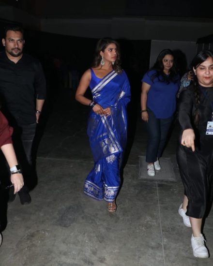 तस्वीर को देख फैंस देसी गर्ल की तारीफों के पुल बांध ही रहे हैं। निक जोनस ने भी पत्नी के इस देसी अवतार को देख कमेंट किया Stunning और साथ में एक स्माइल वाला इमोजी बनाया।