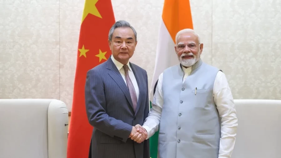 Foreign Minister Wang Yi met Prime Minister Modi, handed over invitation for SCO summit
