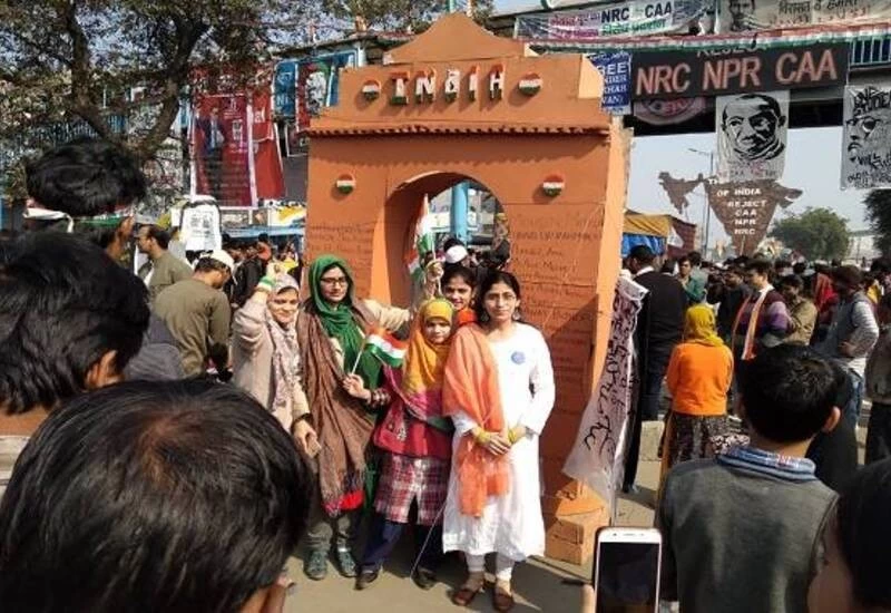 शाहीन बाग में गणतंत्र दिवस का जश्न, जनसैलाब के बीच महिलाओं ने फहराया तिरंगा