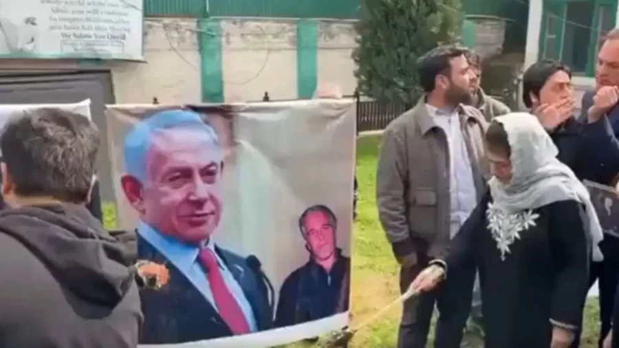 महबूबा मुफ्ती ने श्रीनगर में ट्रंप और नेतन्याहू के पोस्टर जलाए