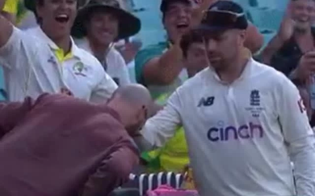 इंग्लैंड के जैक लीच ने गंजे फैन के सिर पर दिया ऑटोग्राफ, वीडियो हुआ वायरल