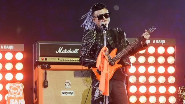 Tearful Jack Ma, With Guitar And Rock Star Wig, Says Farewell To Alibaba